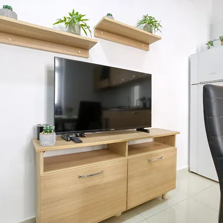 Lovely 2br With Private Backyard In By 360 Estates グジラ