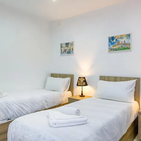 Lovely 2br With Private Backyard In By 360 Estates アパート