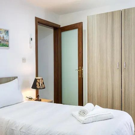 アパート Lovely 2br With Private Backyard In By 360 Estates グジラ