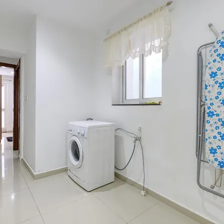 Lovely 2br With Private Backyard In By 360 Estates *
